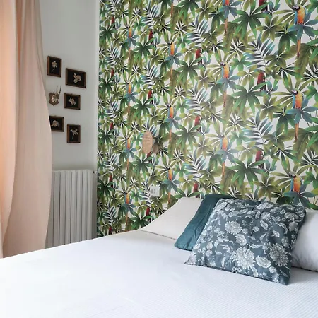 Happy Travelers By Solutions